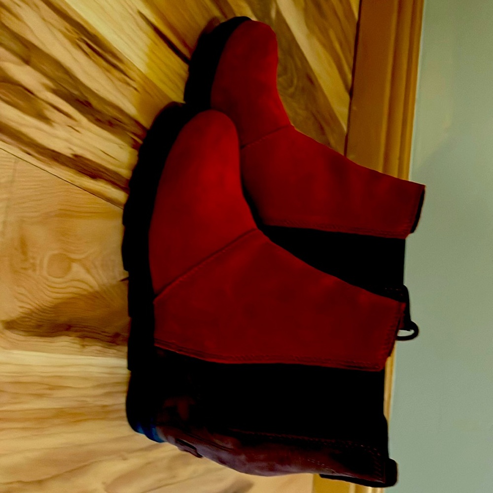 Size 7.5 red and brown sorel boots